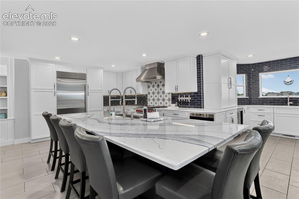 Image 5 of 29: Island w/ barstool seating