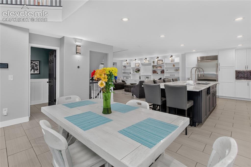 Image 9 of 29: Flowing open concept