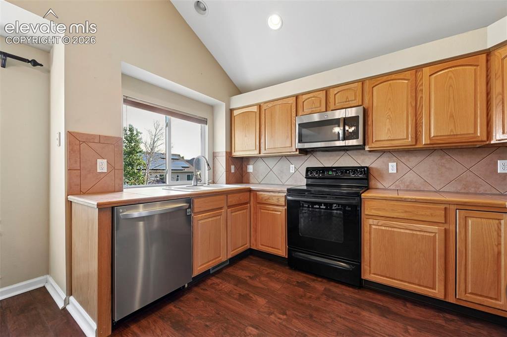 Image 8 of 26: Kitchen