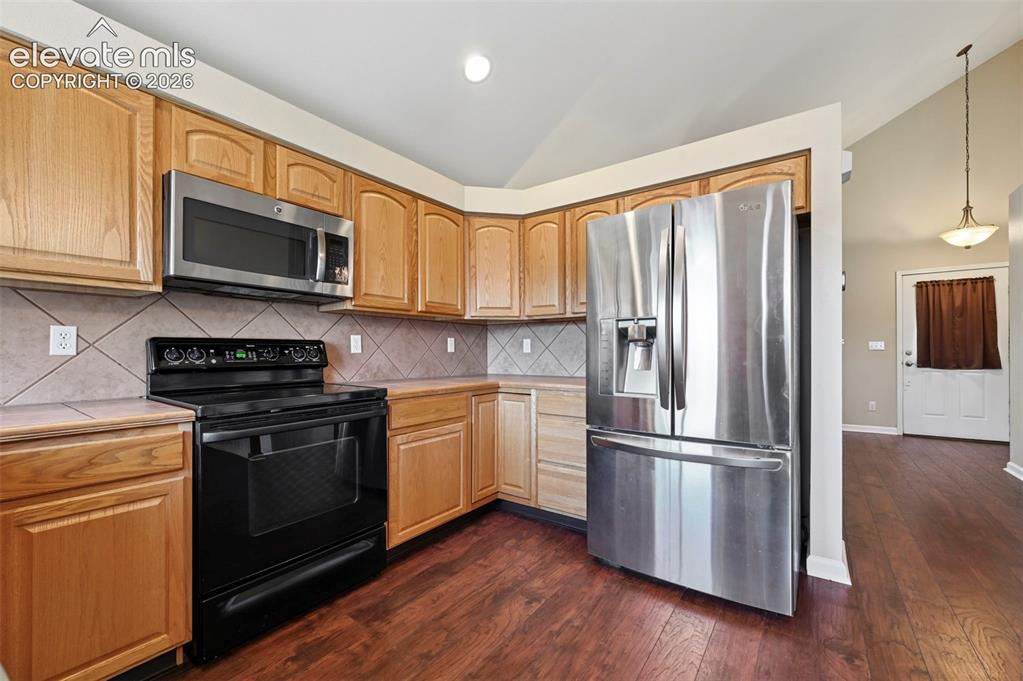 Image 9 of 26: Kitchen