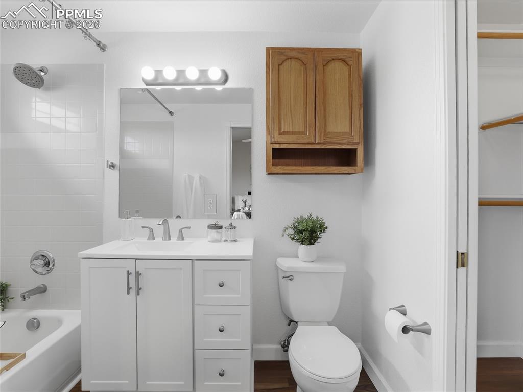 Image 19 of 39: Bathroom