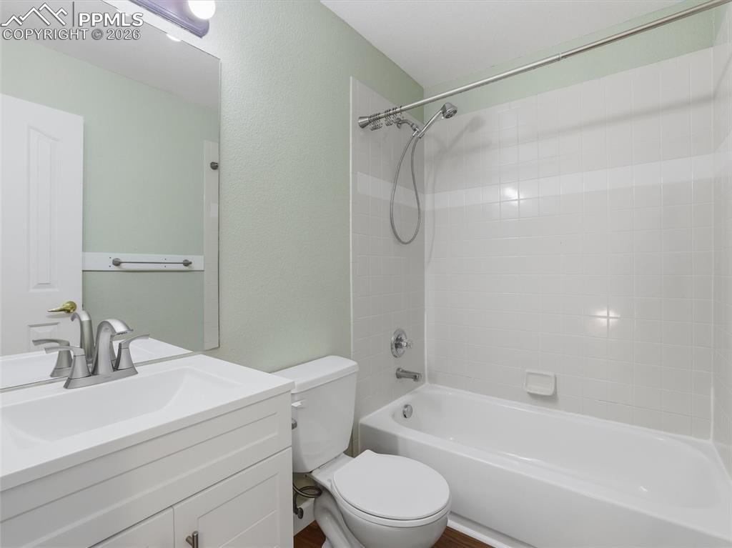 Image 25 of 39: Bathroom