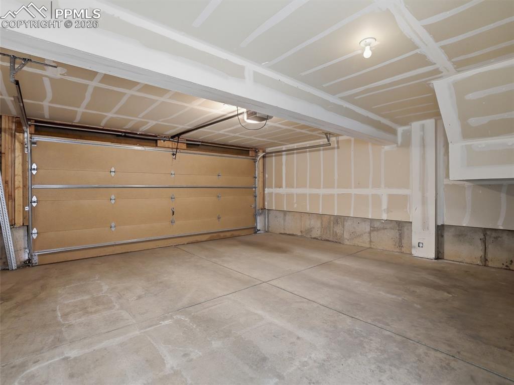 Image 29 of 39: Garage