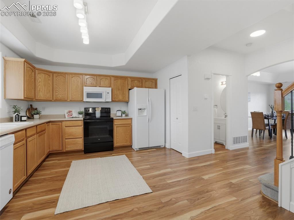 Image 3 of 39: Kitchen