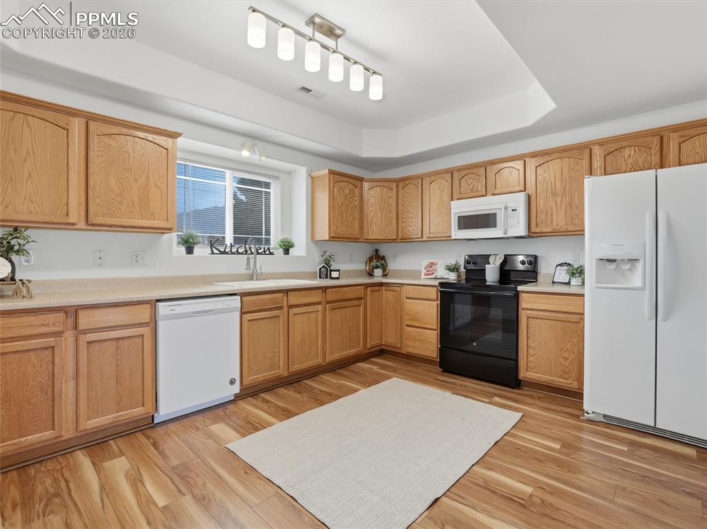 Image 4 of 39: Kitchen