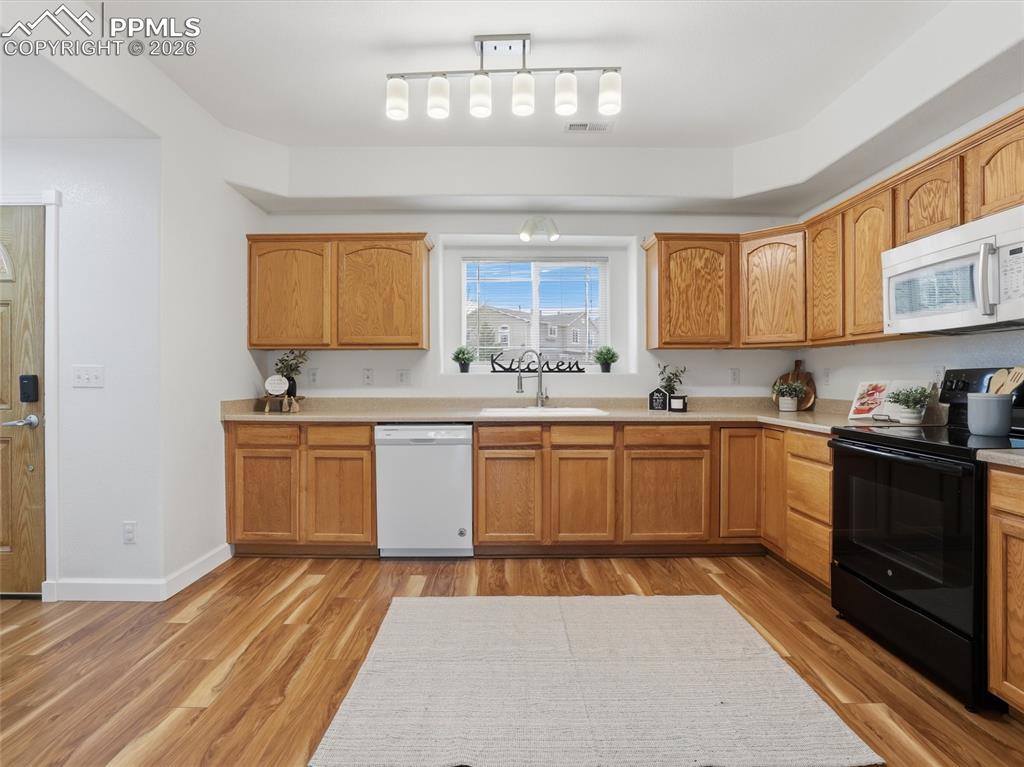 Image 5 of 39: Kitchen