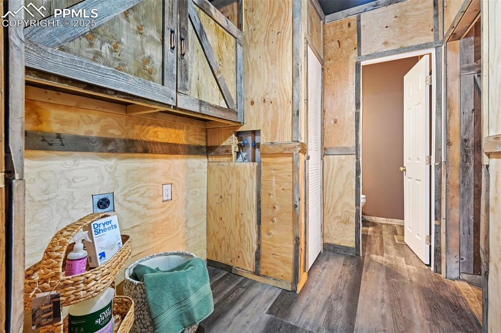 Image 12 of 50: Laundry