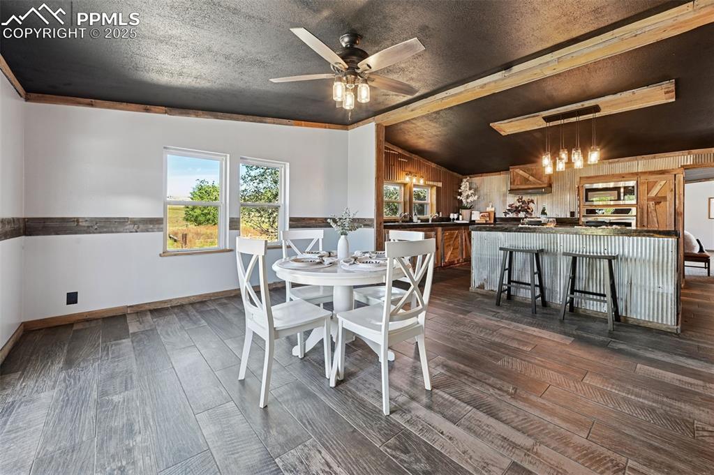 Image 15 of 50: Dining Area