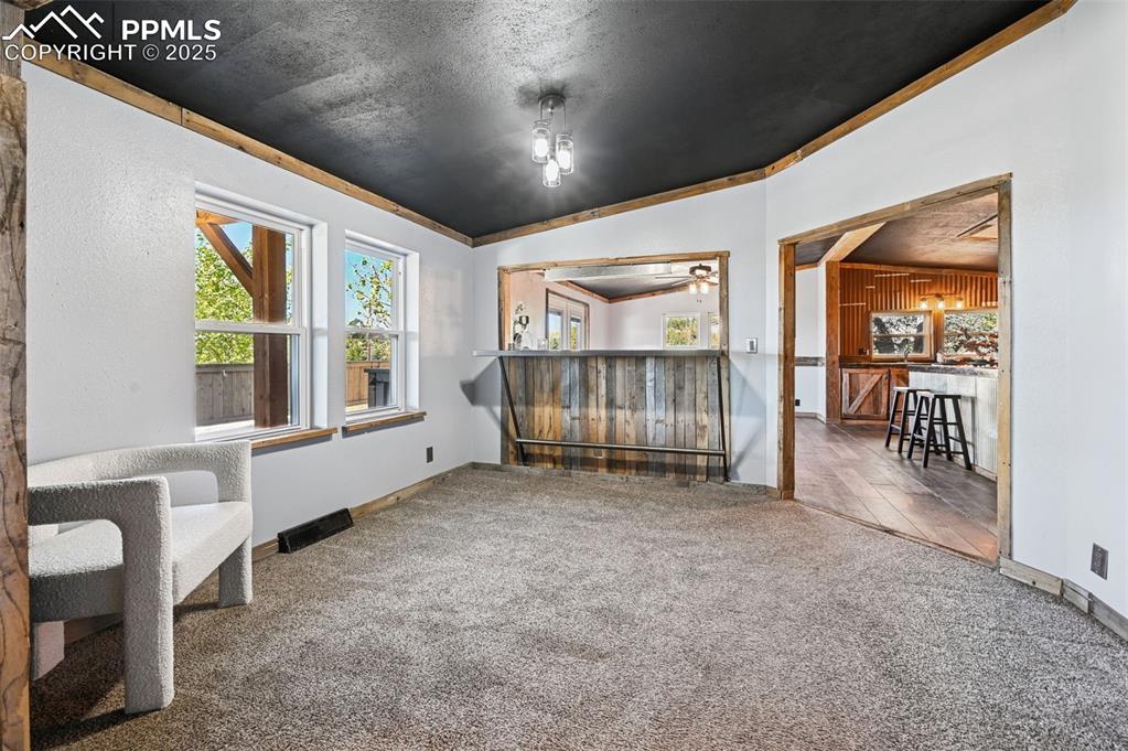 Image 17 of 50: Sitting Room