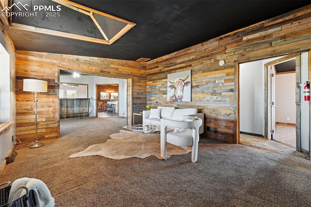 Image 19 of 50: Living Room