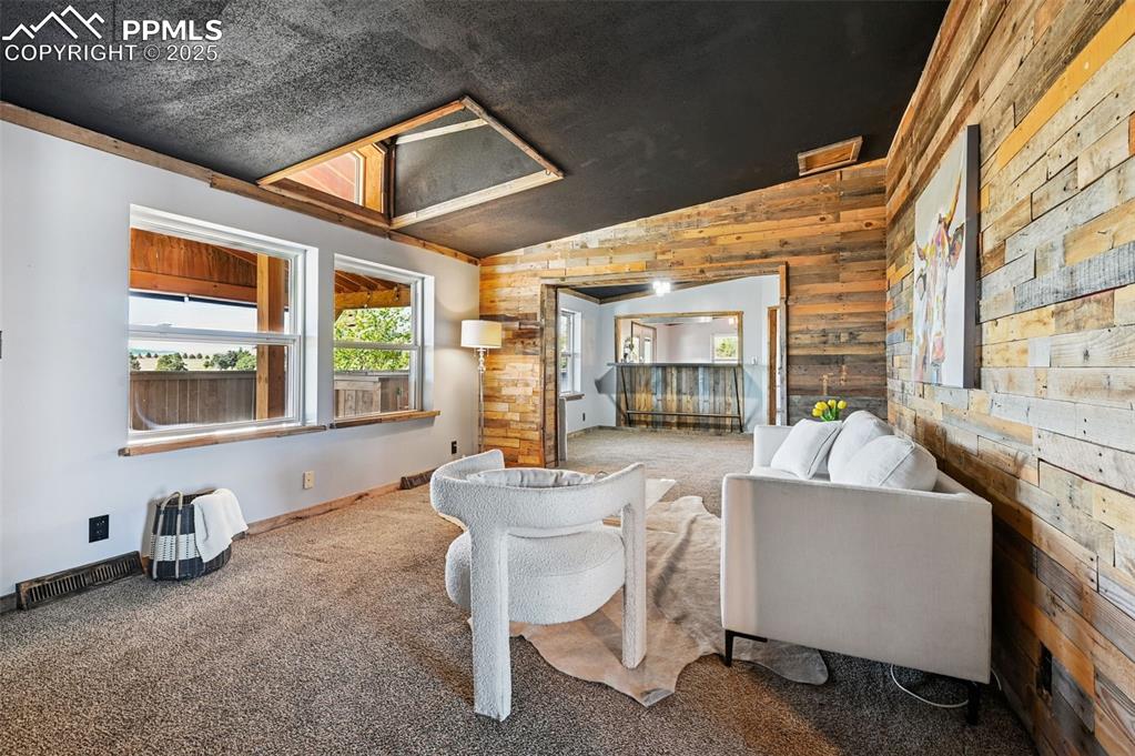 Image 20 of 50: Living Room