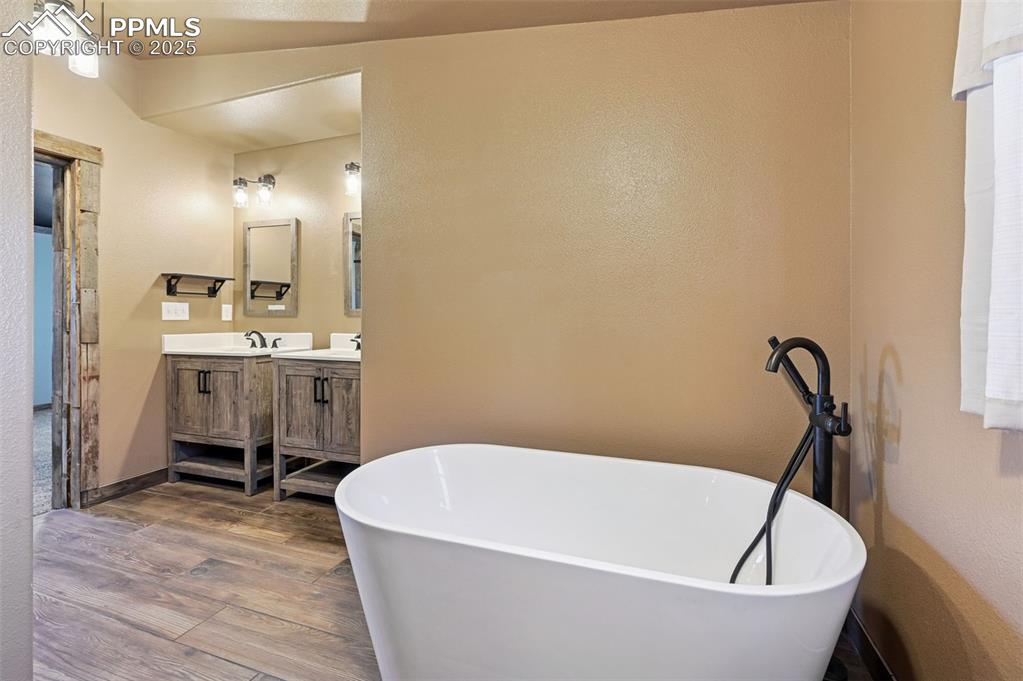 Image 25 of 50: Primary soaking tub