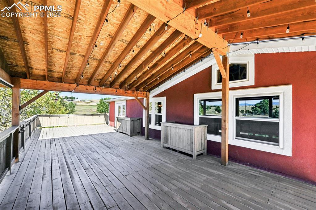 Image 27 of 50: Deck