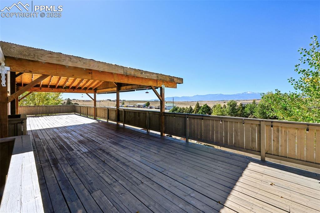 Image 29 of 50: Deck