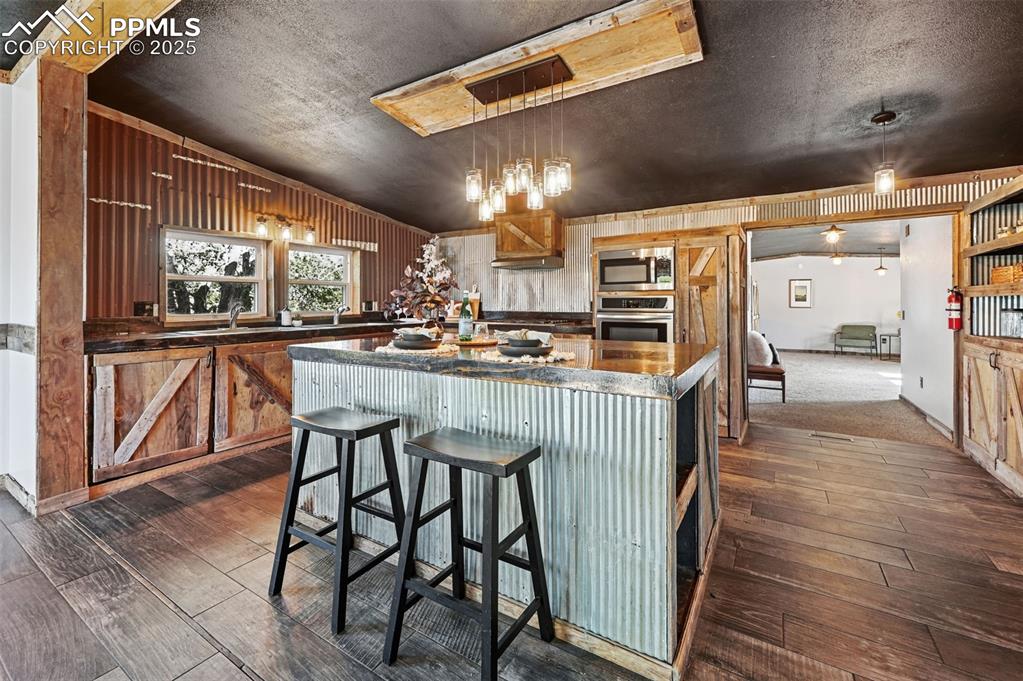 Image 3 of 50: Large kitchen island