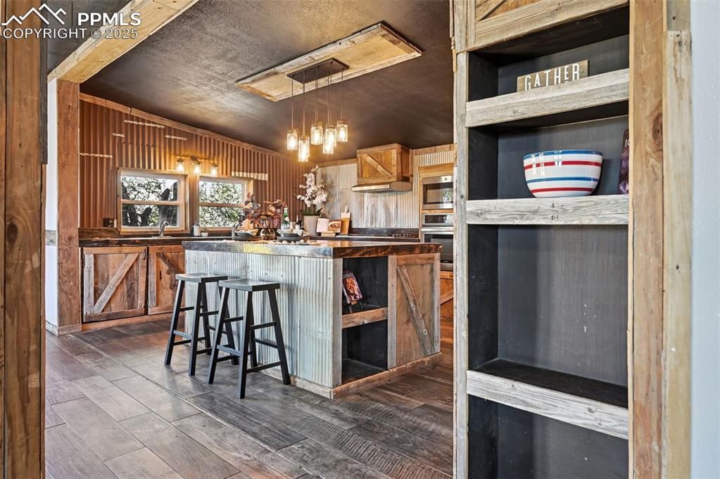 Image 30 of 50: Kitchen