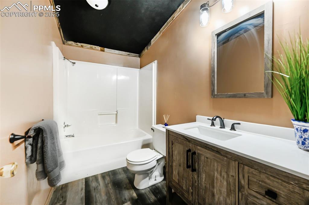 Image 37 of 50: Bathroom