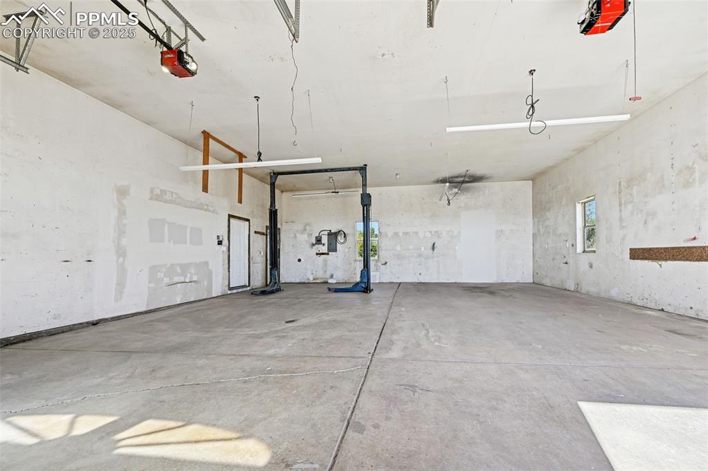 Image 39 of 50: Garage