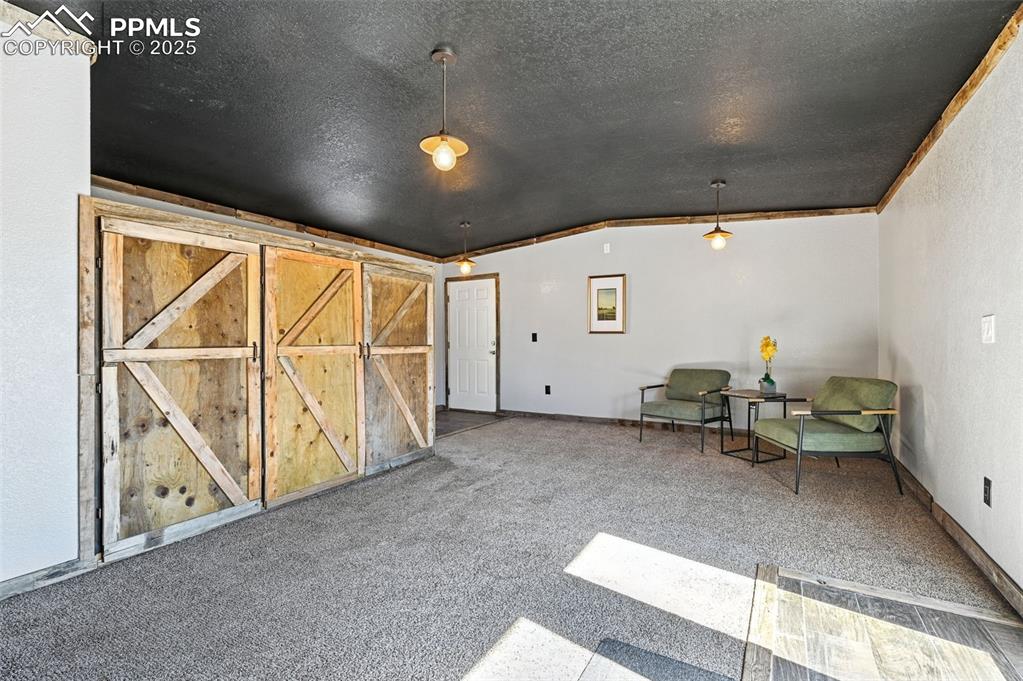 Image 4 of 50: Sitting Room