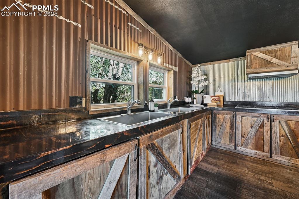 Image 8 of 50: Kitchen