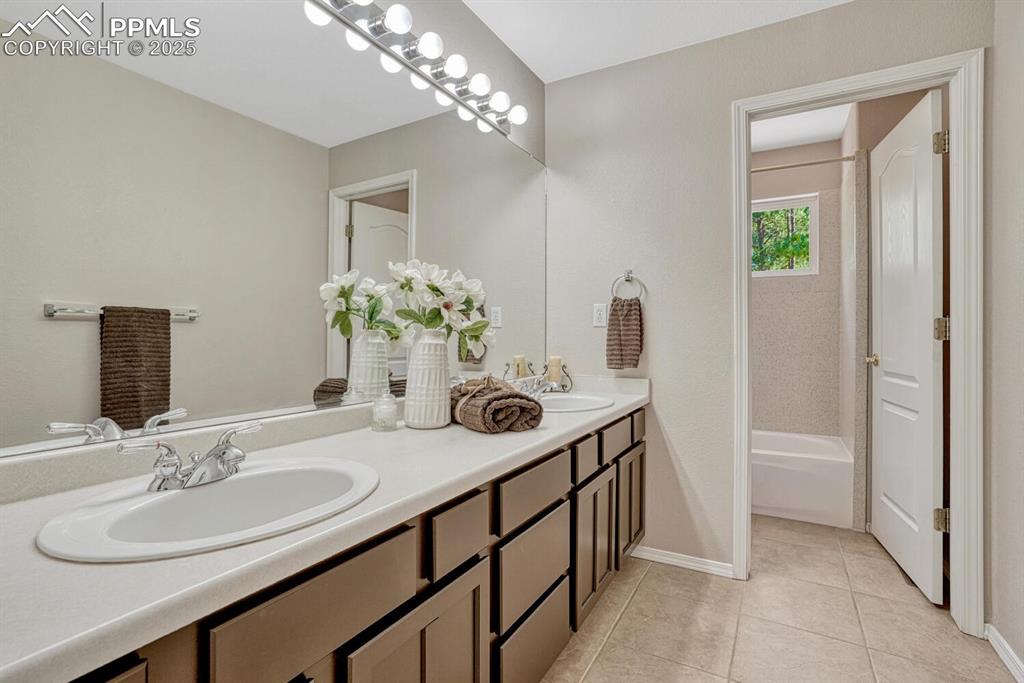 Image 34 of 48: Bathroom