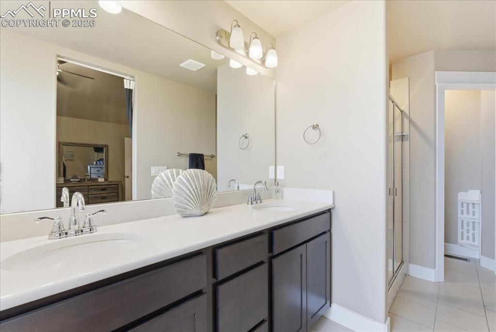Image 17 of 48: Bathroom
