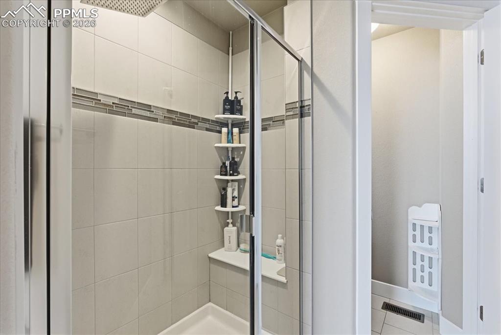 Image 18 of 48: Bathroom