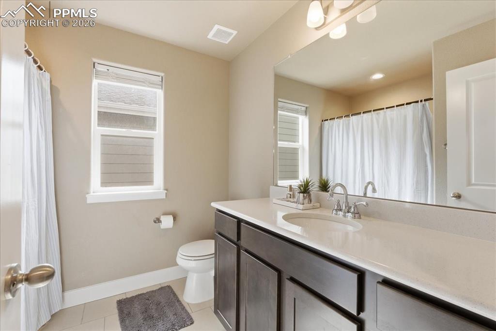 Image 22 of 48: Bathroom