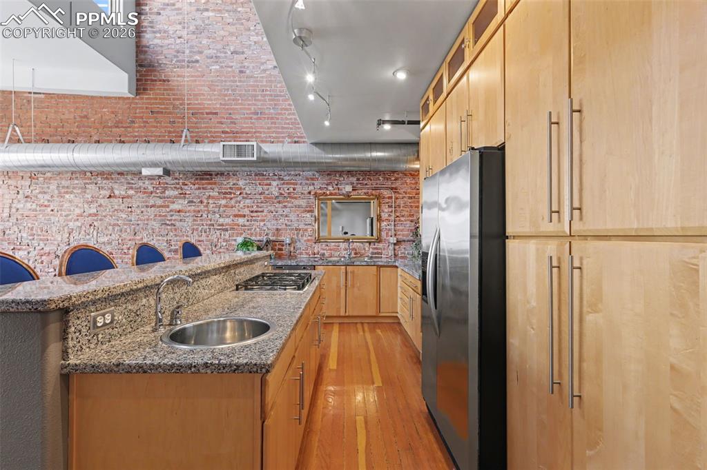 Image 14 of 37: Kitchen