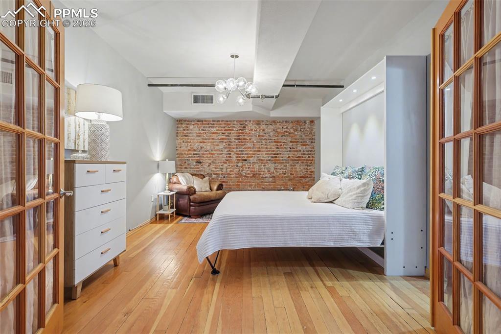 Image 17 of 37: Bedroom