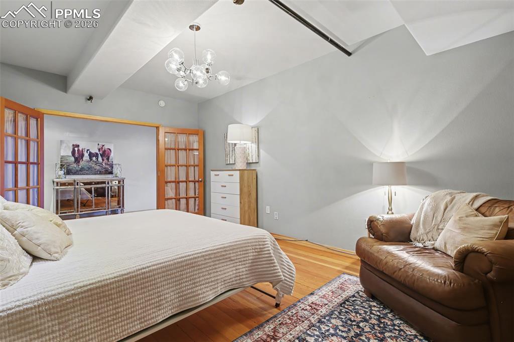 Image 18 of 37: Bedroom