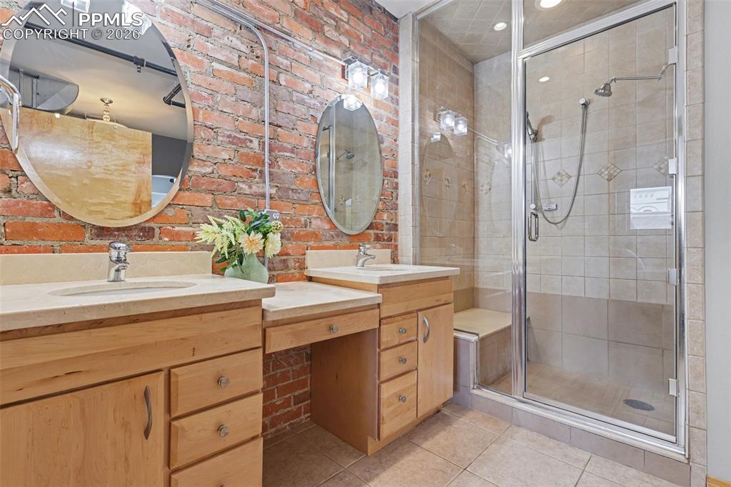 Image 24 of 37: Bathroom