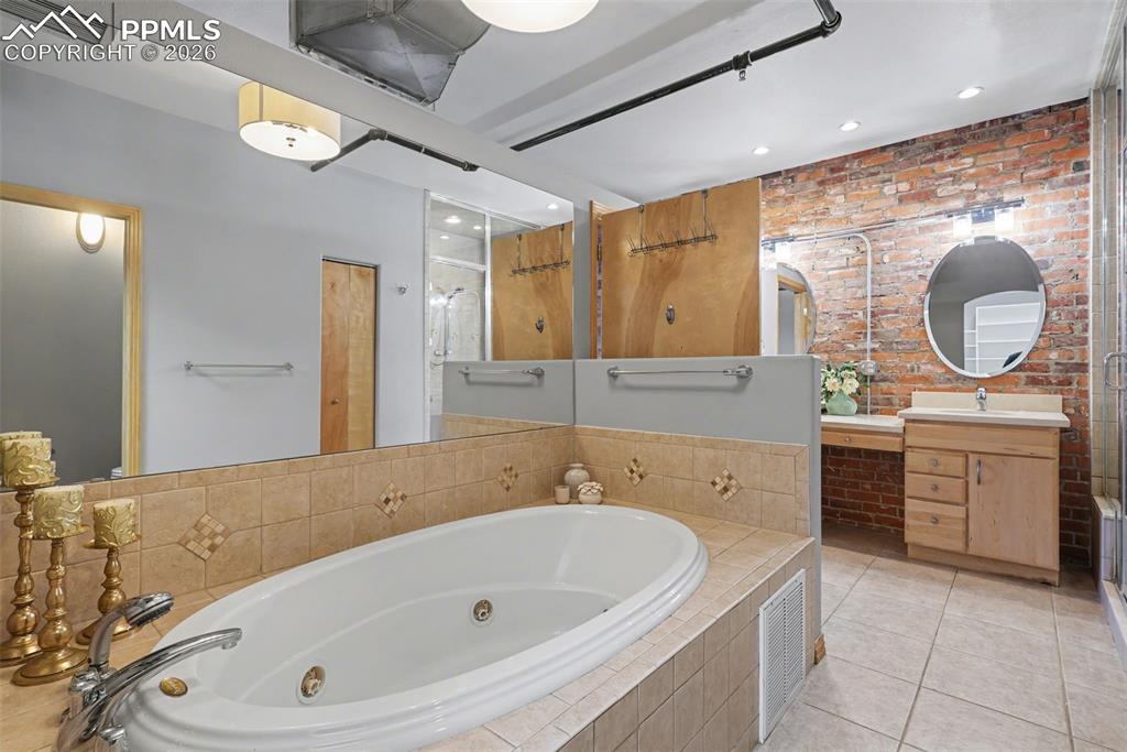 Image 25 of 37: Bathroom