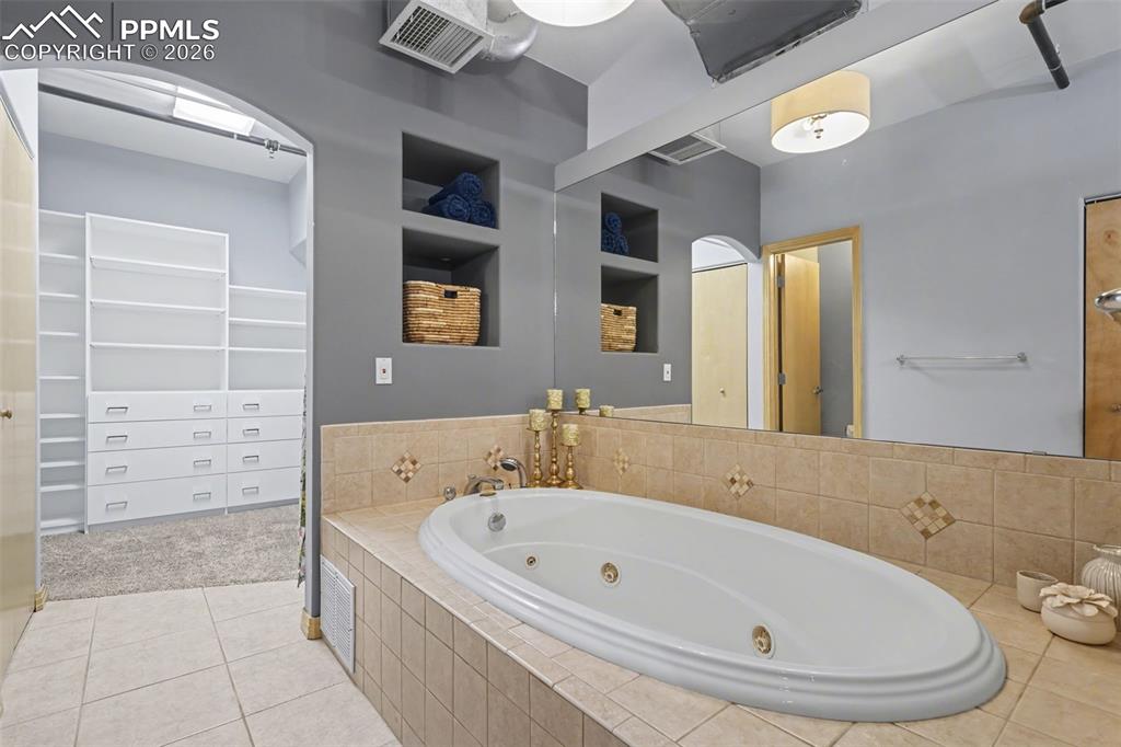 Image 26 of 37: Bathroom