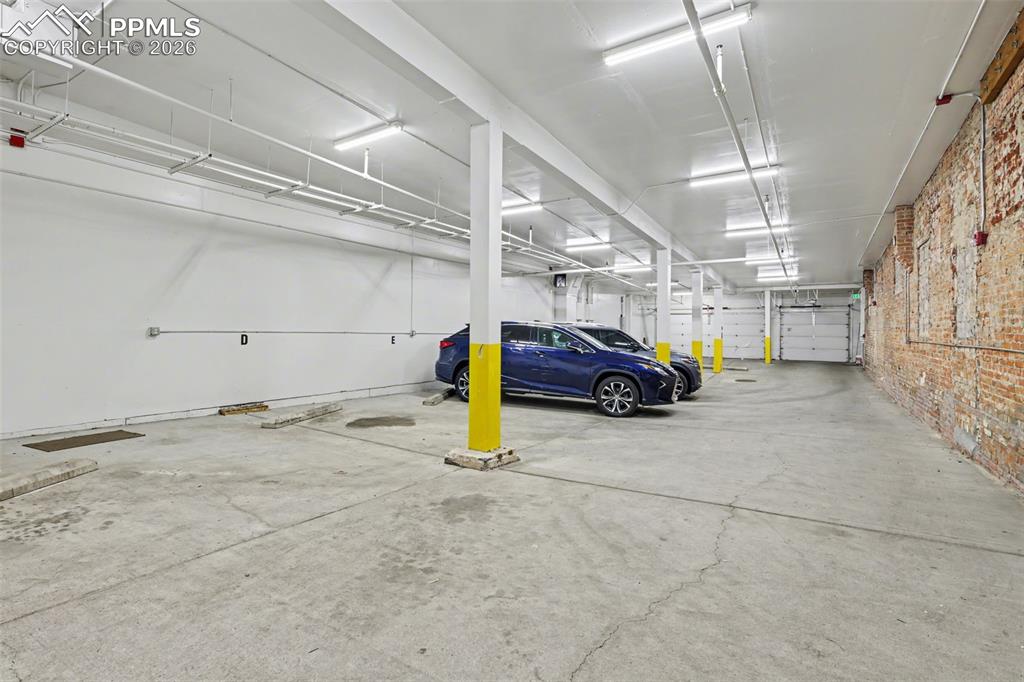 Image 31 of 37: Garage