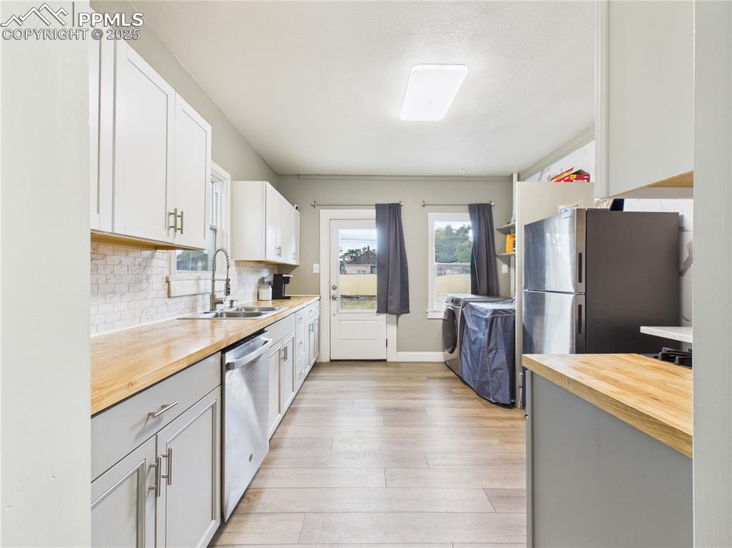Image 14 of 32: Kitchen