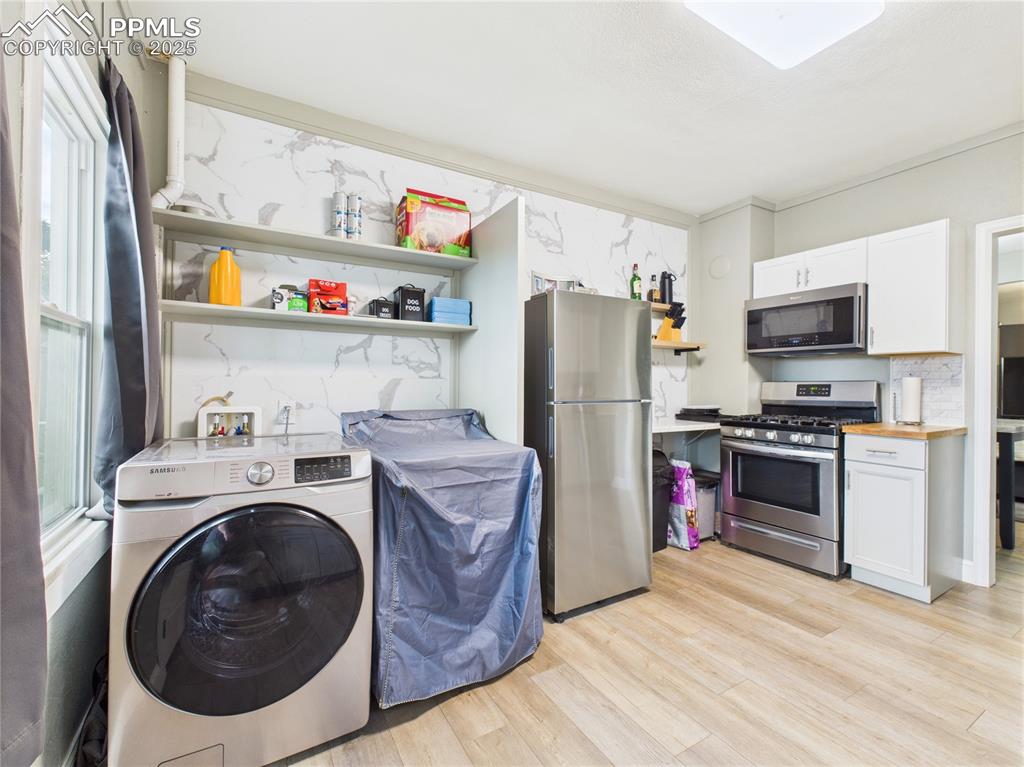 Image 19 of 32: Kitchen