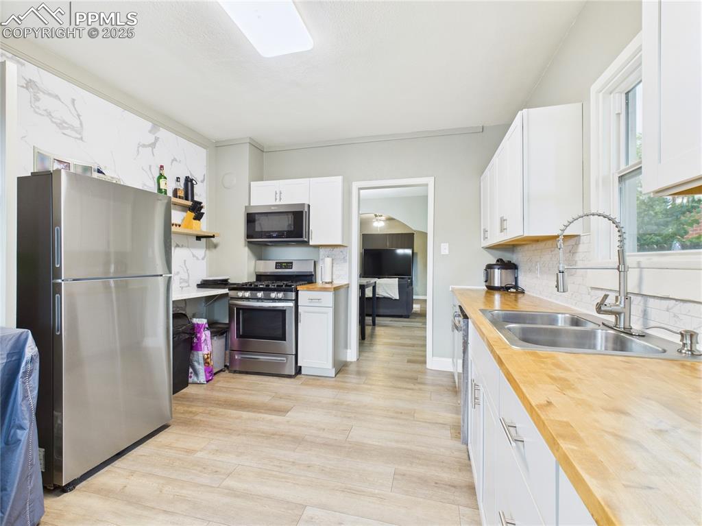 Image 20 of 32: Kitchen