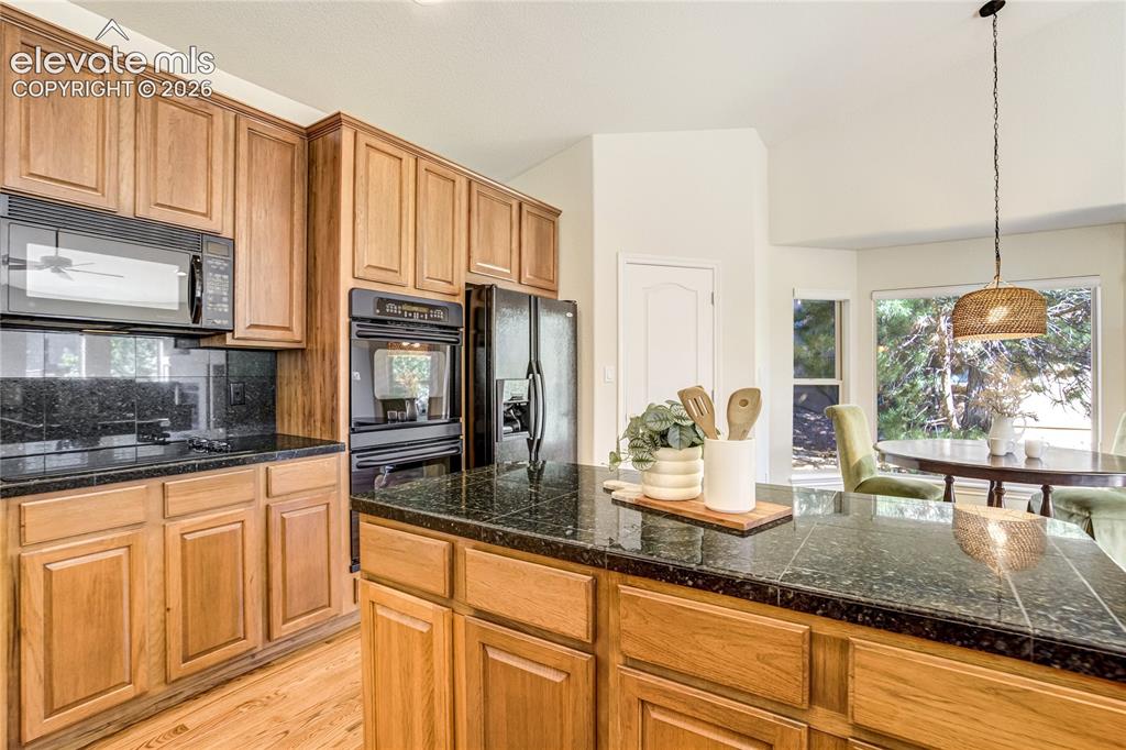 Image 18 of 50: Kitchen