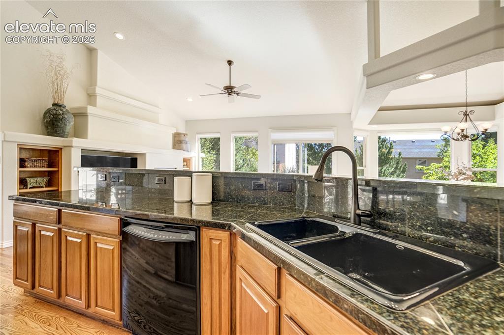 Image 19 of 50: Kitchen