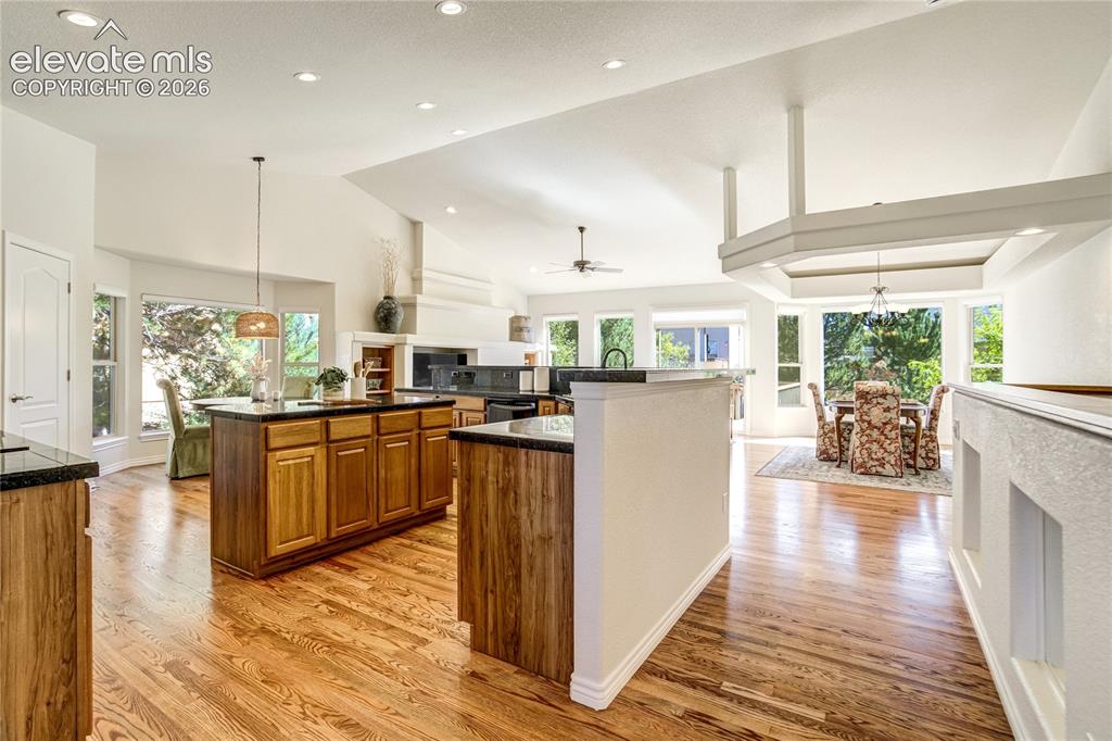 Image 8 of 50: Kitchen