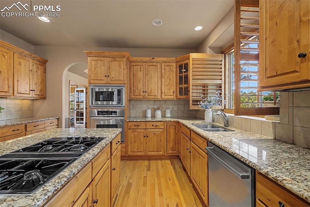 Image 10 of 50: Kitchen