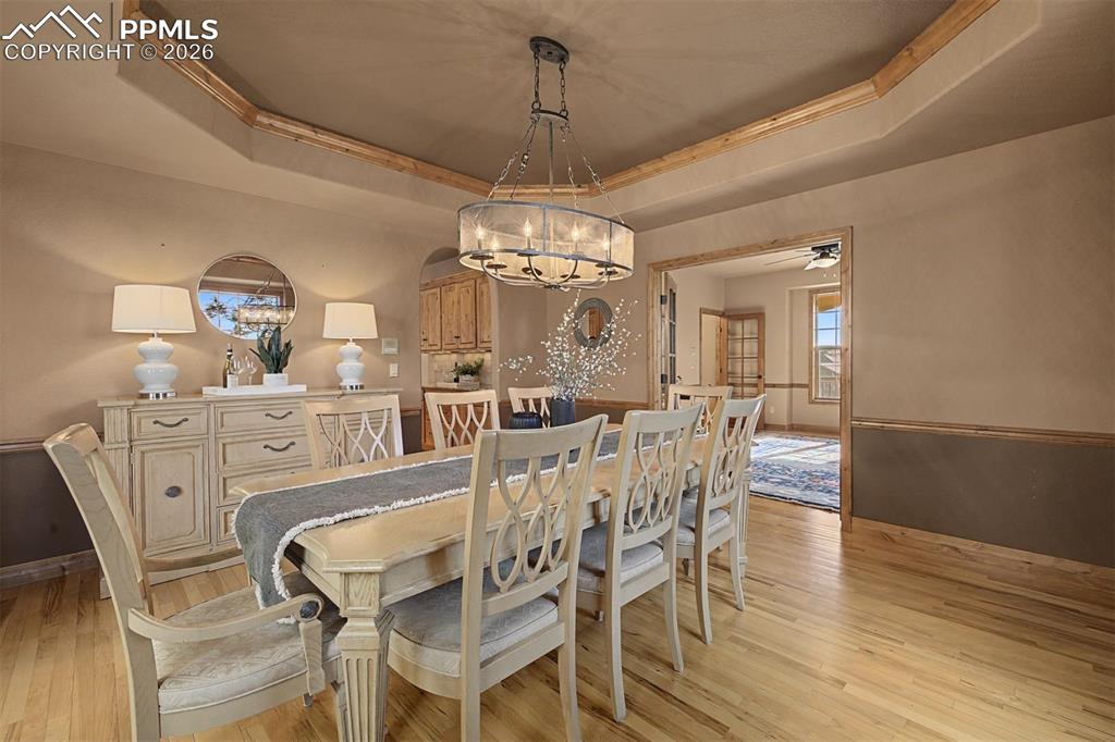 Image 14 of 50: Dining Area