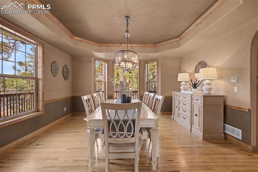 Image 15 of 50: Dining Area