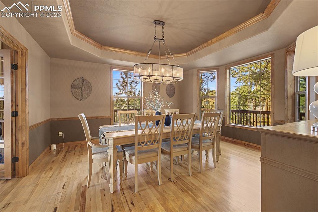 Image 16 of 50: Dining Area