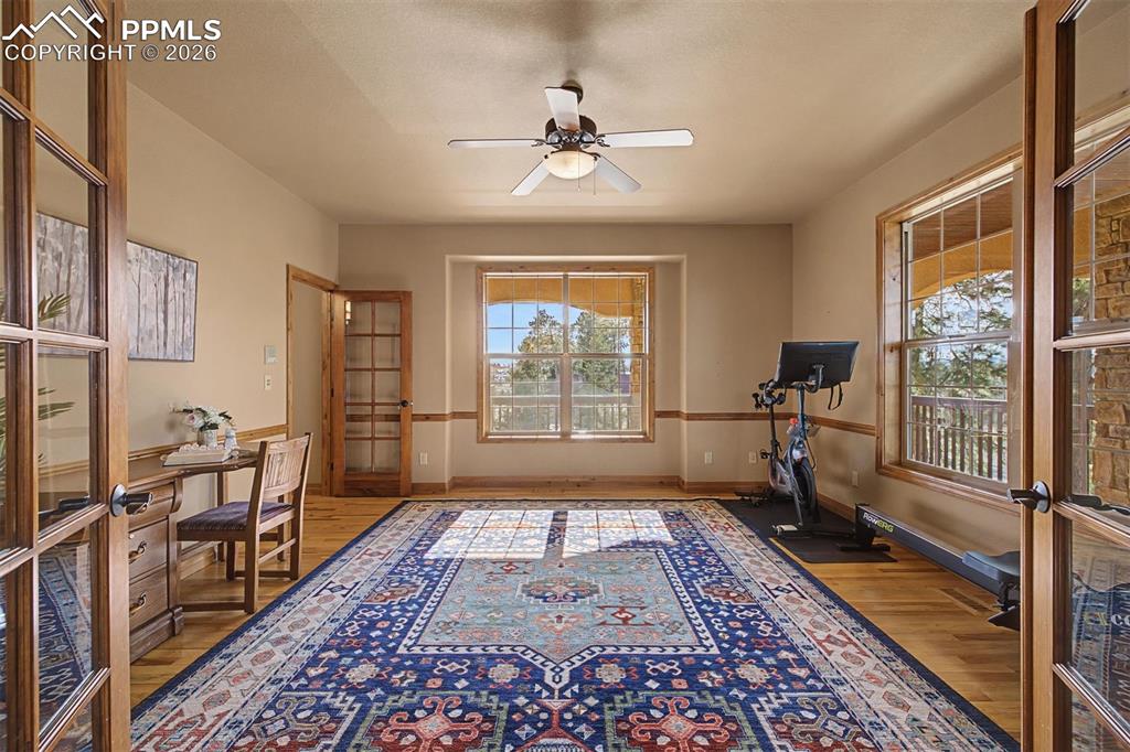 Image 21 of 50: Office