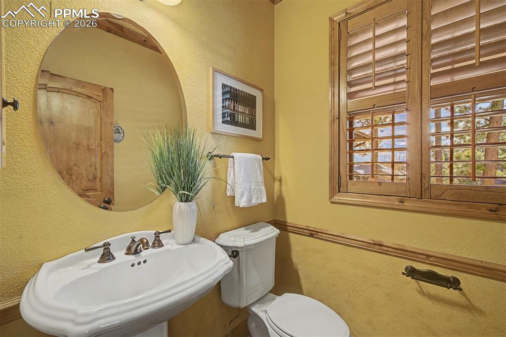 Image 22 of 50: Bathroom