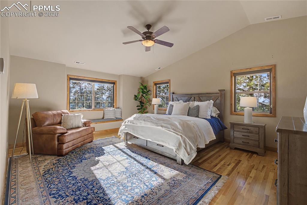 Image 23 of 50: Bedroom