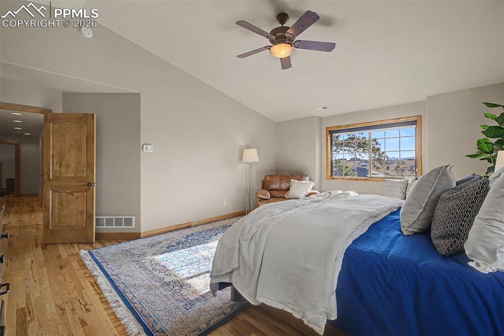 Image 24 of 50: Bedroom