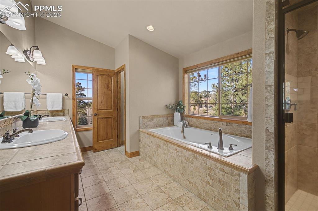 Image 25 of 50: Bathroom